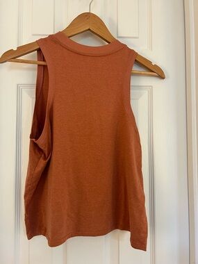Vuori Sleeveless Tank Top in Rust Orange
